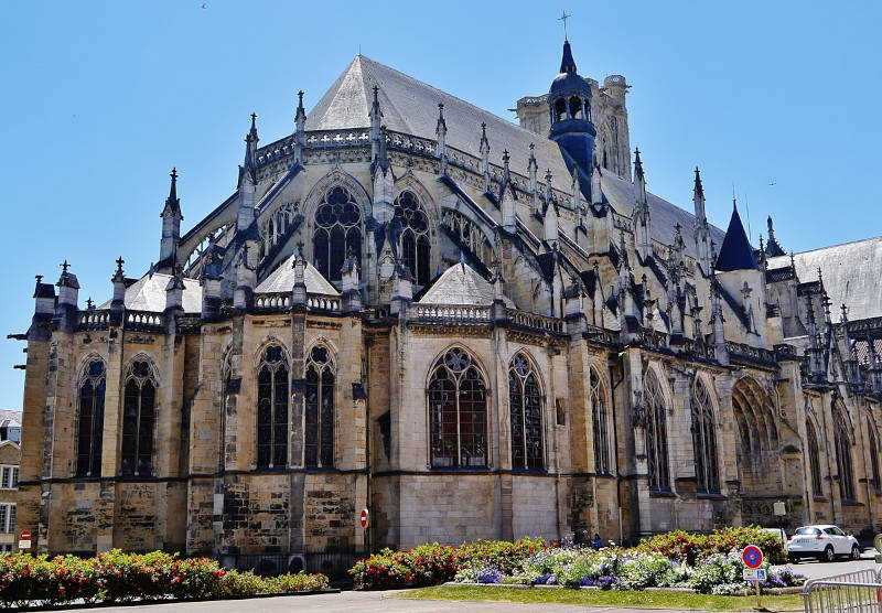 Département de la Nièvre (58) : la Cathédrale Saint-Cyr-et-Sainte-Julitte.